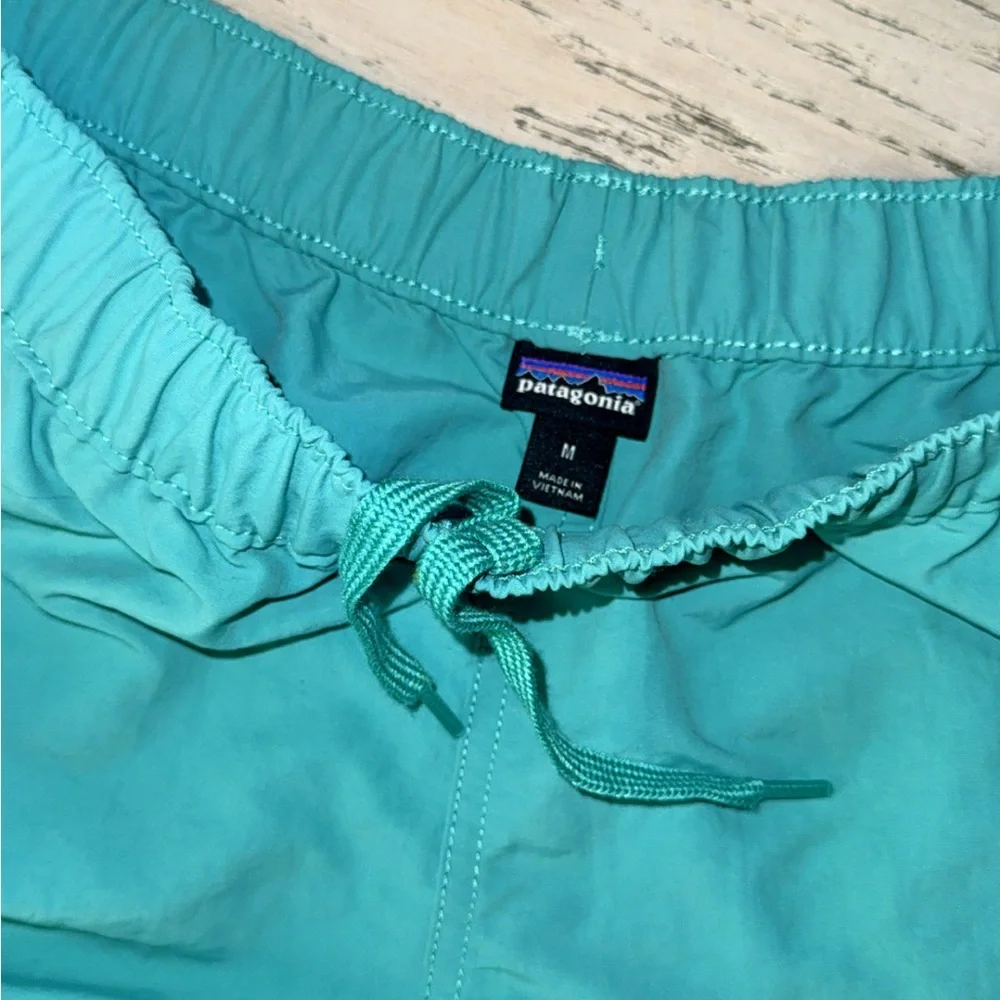 NWOT Patagonia Barely Baggies Size: M
Women’s Howling Turquoise Sold out online - Picture 4 of 6